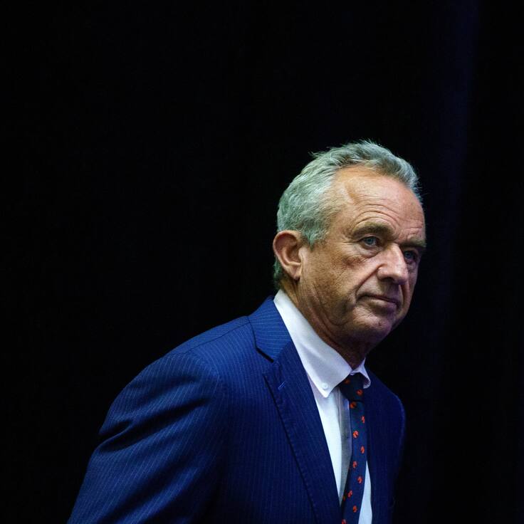 EA6007. BOGOTÁ (ES-ES) (COLOMBIA), 02/07/2024.- Fotografía de archivo del 24 de mayo del 2024 donde se observa al candidato independiente a la presidencia de EE.UU. Robert Kennedy Jr durante la Convención Libertaria en Washington, DC (EE.UU.). Robert F. Kennedy Jr., aspirante a la presidencia de Estados Unidos, con la abierta oposición de la familia Kennedy, e hijo del fiscal general de EE.UU. asesinado en 1968, fue acusado este martes de abuso y adicción sexuales, según lo publica en un artículo la revista Vanity Fair (VF). EFE/EPA/WILL OLIVER/ARCHIVO