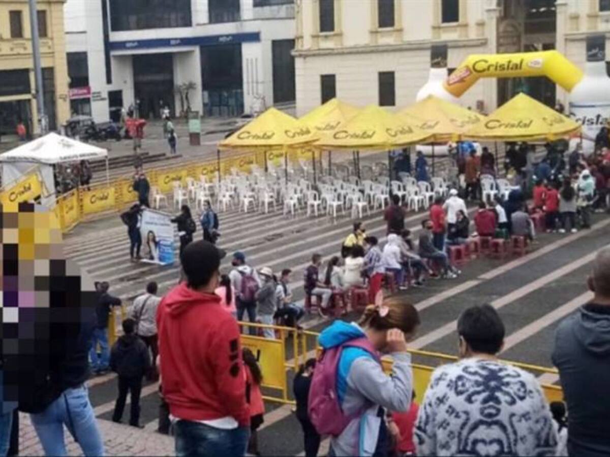 ILC y comerciantes de la noche entregaron bonos a personas que se vacunaron