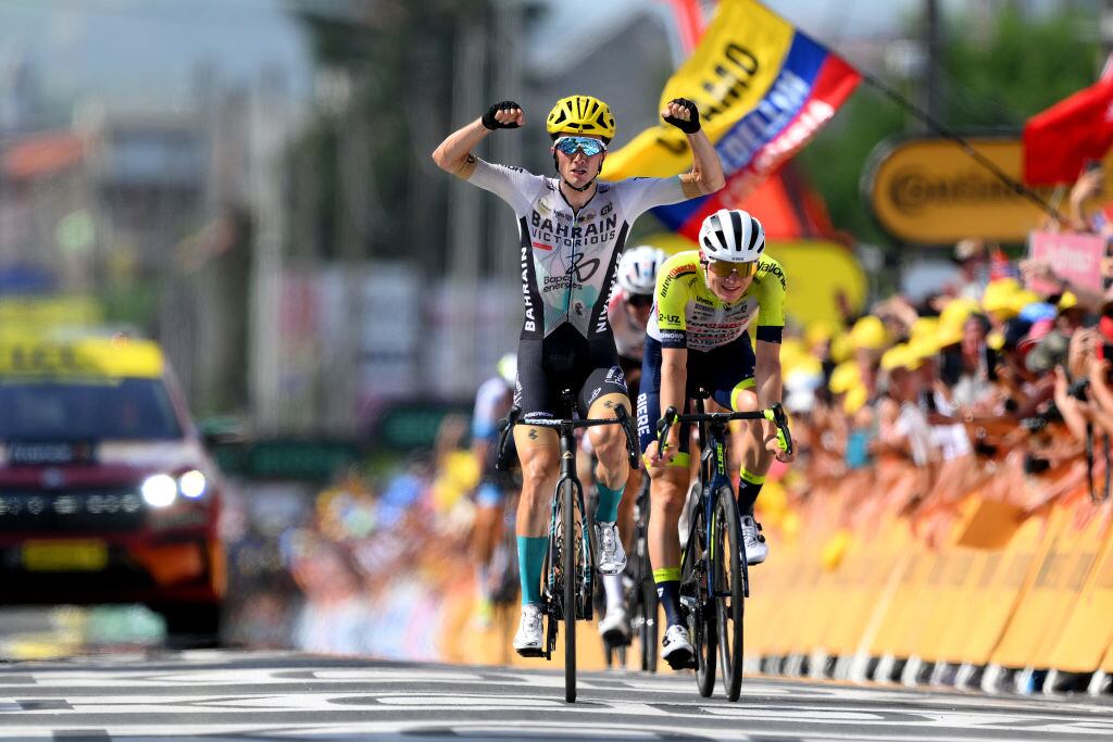 El ciclista español Pello Bilbao celebra el triunfo en la décima etapa del Tour de Francia 2023. Foto: David Ramos/Getty Images.