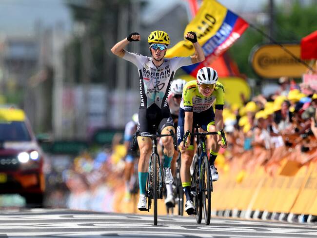 El ciclista español Pello Bilbao celebra el triunfo en la décima etapa del Tour de Francia 2023. Foto: David Ramos/Getty Images.