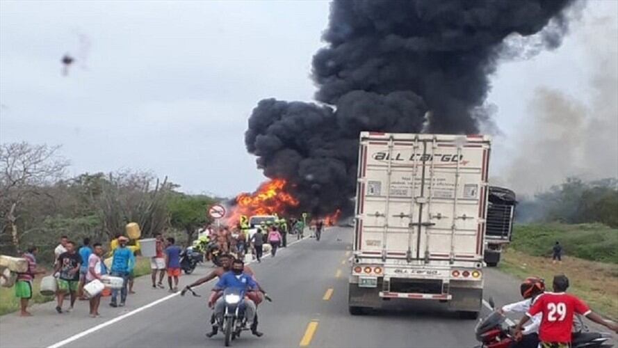 Los efectos del accidente de este lunes en la vía Ciénaga-Barranquilla sigue mostrando su peor rostro, pues la cifra de muertes no se ha detenido. Foto: Colprensa