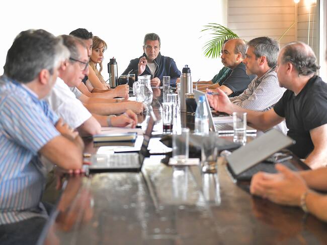 AME8503. BUENOS AIRES (ARGENTINA), 20/11/2023.- Fotografía cedida el Ministerio de Economía de Argentina que muestra al actual ministro y excandidato presidencial, Sergio Massa, durante una reunión hoy con su equipo más cercano en la localidad de San Fernando, provincia de Buenos Aires (Argentina). Massa continuará como ministro de Economía y dispuso un equipo de transición que apoye al presidente, Alberto Fernández, en sus contactos con el mandatario electo, Javier Milei, según informaron este lunes fuentes oficiales. El titular del Palacio de Hacienda establecerá un equipo de trabajo que ayude al mandatario peronista en su transición con el jefe del Ejecutivo libertario que asumirá el 10 de diciembre. EFE/ Ministerio Economía Argentina SÓLO USO EDITORIAL/SÓLO DISPONIBLE PARA ILUSTRAR LA NOTICIA QUE ACOMPAÑA (CRÉDITO OBLIGATORIO)