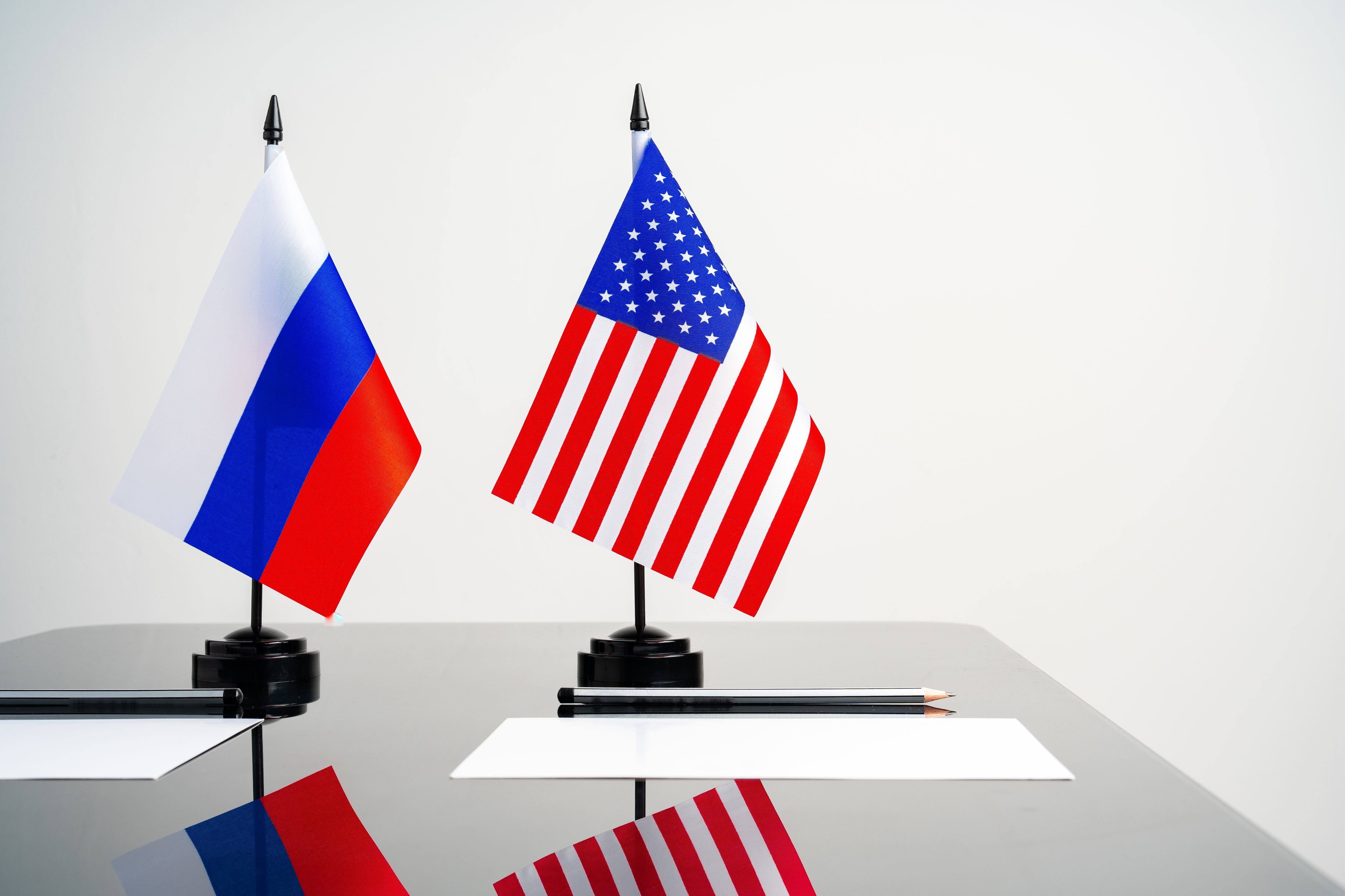 Banderas de Rusia y Estados Unidos. Foto: FabrikCr vía Getty Images. 