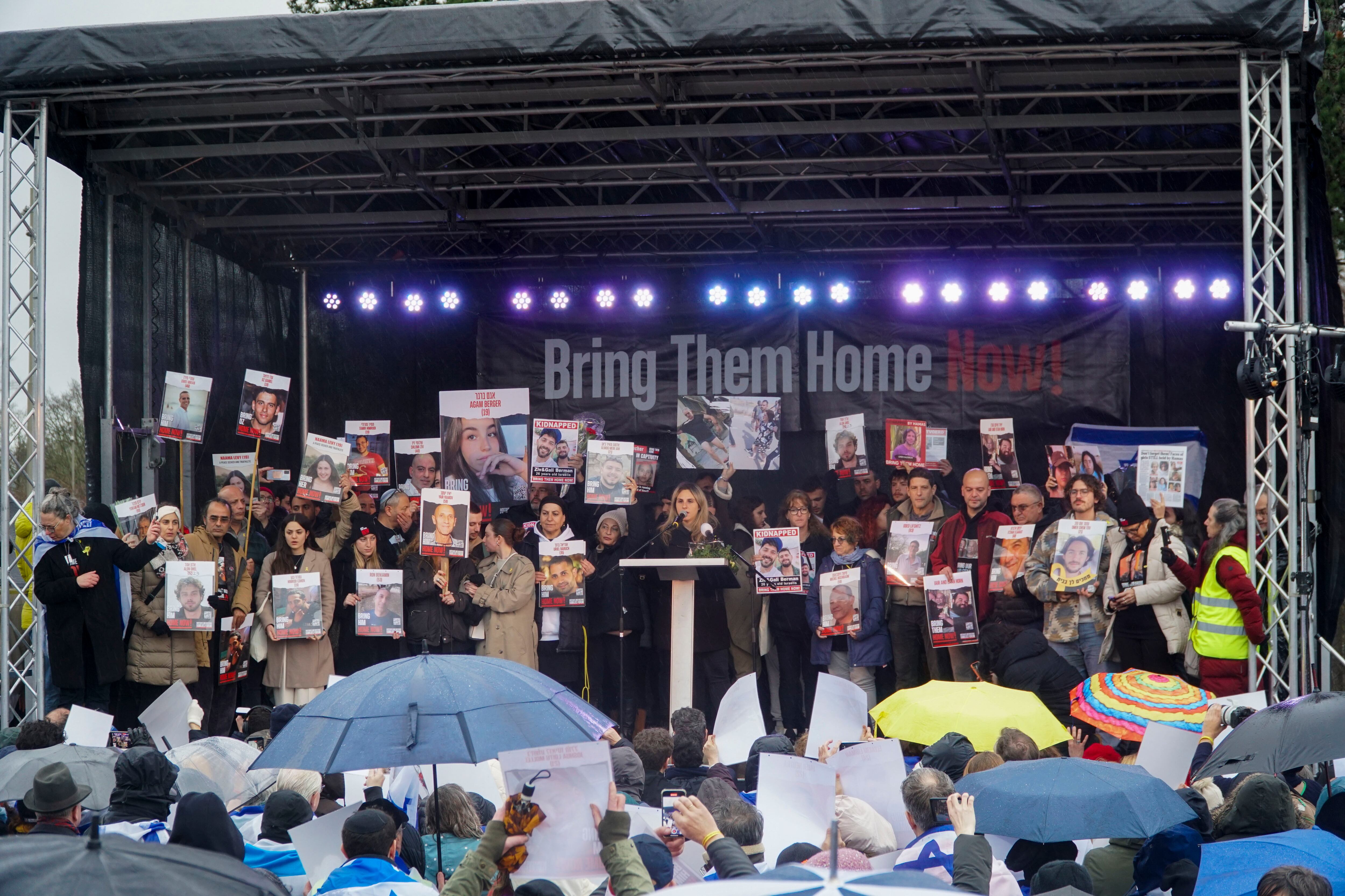 Familiares de israelíes retenidos por Hamás y rehenes ya liberados visitan este miércoles la Corte Penal Internacional (CPI) en La Haya. Foto:EFE/Imane Rachidi