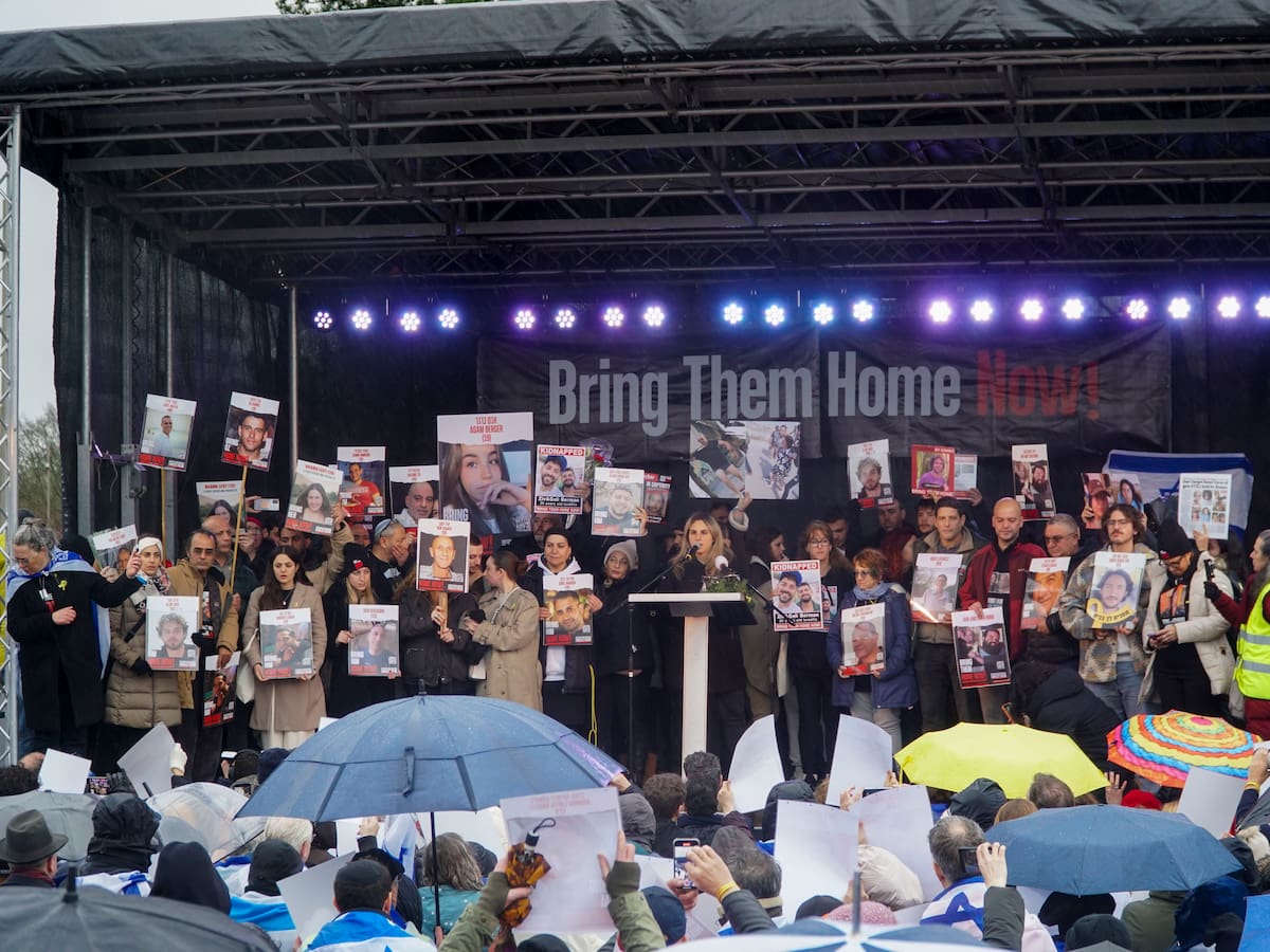 Familiares de rehenes de Hamás presionan al fiscal de la CPI exigiendo acción inmediata