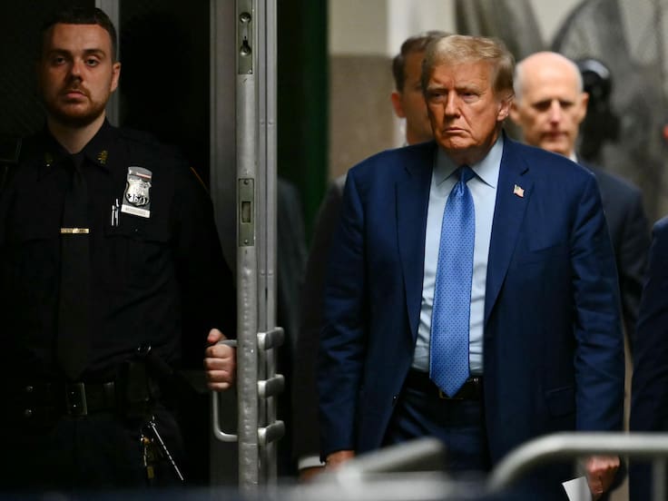 New York (United States), 09/05/2024.- Former US President Donald Trump arrives for his hush money trial at the Supreme Court of the State of New York, in New York City, USA, 09 May 2024. Trump is facing 34 felony counts of falsifying business records related to payments made to adult film star Stormy Daniels during his 2016 presidential campaign. (tormenta, Nueva York) EFE/EPA/ANGELA WEISS / POOL