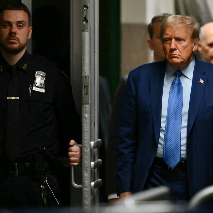 New York (United States), 09/05/2024.- Former US President Donald Trump arrives for his hush money trial at the Supreme Court of the State of New York, in New York City, USA, 09 May 2024. Trump is facing 34 felony counts of falsifying business records related to payments made to adult film star Stormy Daniels during his 2016 presidential campaign. (tormenta, Nueva York) EFE/EPA/ANGELA WEISS / POOL