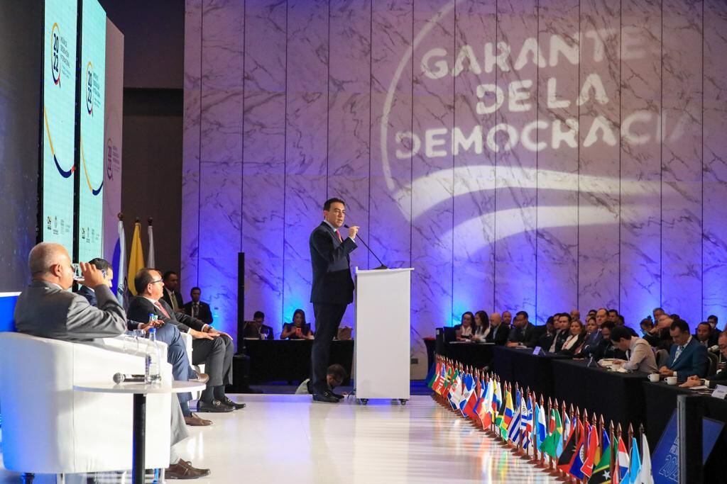 Tras instalar la Misión de Observación Internacional, previo a las elecciones presidenciales, el registrador nacional, Alexander Vega, aseguró que aún no se ha descartado la posibilidad de contratar una auditoría internacional. / FOTO: Registraduría