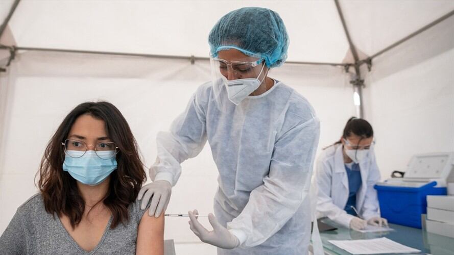 Habilitan vacuna COVID-19 para jóvenes entre los 15 y 19 años. Foto: Getty Images
