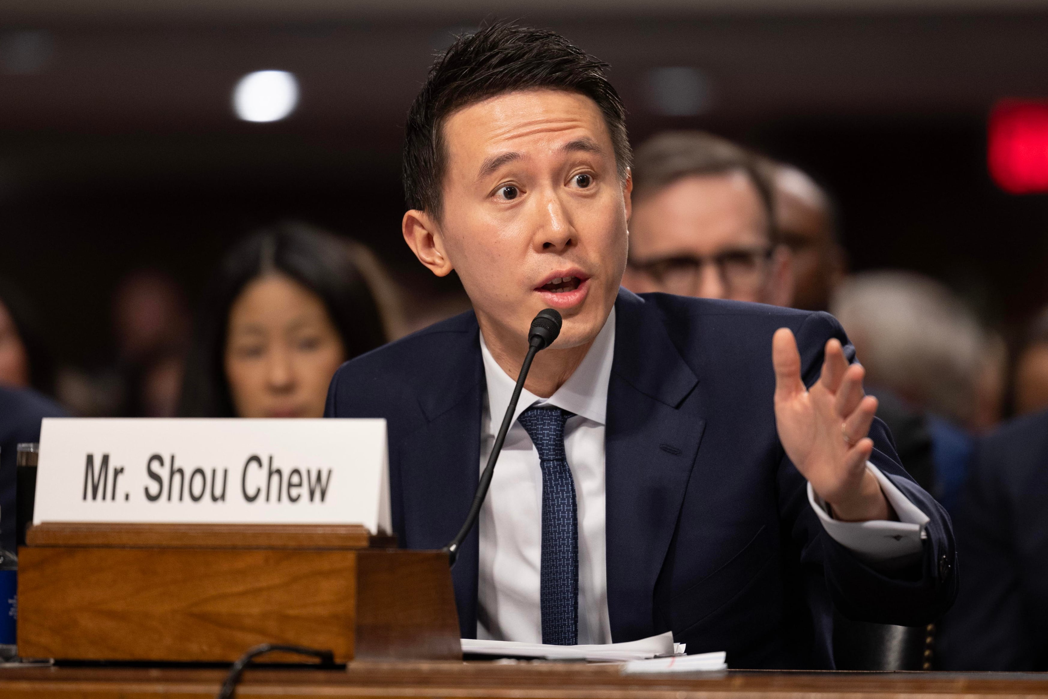 EA3275. WASHINGTON (UNITED STATES), 07/01/2025.- Fotografía de archivo del 31 de enero de 2024 del director ejecutivo de TikTok, Shou Zi Chew, durante una audiencia del Comité Judicial del Senado sobre la protección de los niños contra la explotación sexual en linea, en Washington (Estados Unidos). El presidente de Venezuela, Nicolás Maduro, acusó al director ejecutivo de TikTok, el empresario singapurense Shou Zi Chew, de tener "las manos manchadas de sangre", tras registrarse recientemente en el país caribeño la muerte de tres menores de edad y una mujer, a causa, según las autoridades, de retos que circulan en esa red social. EFE/ Tasos Katopodis NO SALES EPA ZONE