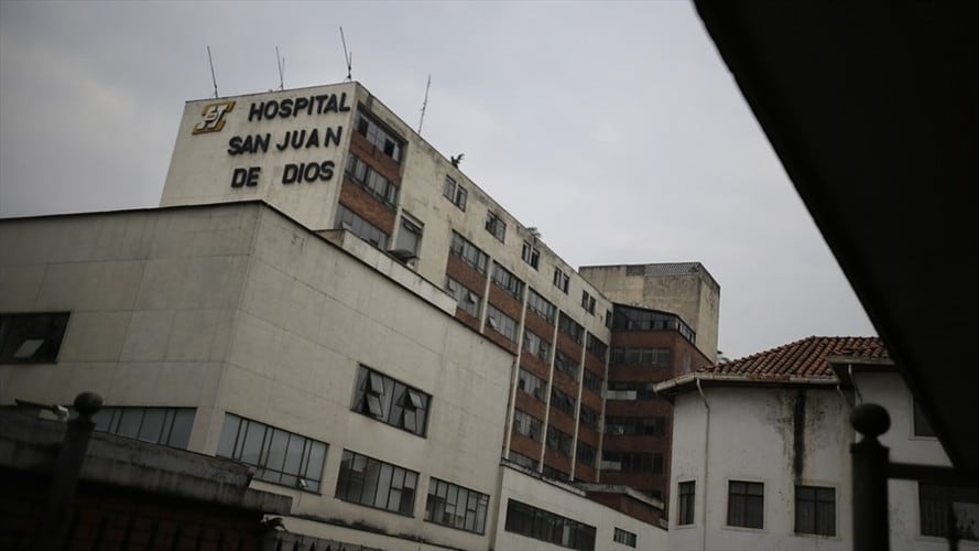La alcaldesa Claudia López señaló que no entrará en "disputas inútiles sobre este hospital que lleva 20 años en ruinas". Foto: Colprensa / SERGIO ACERO