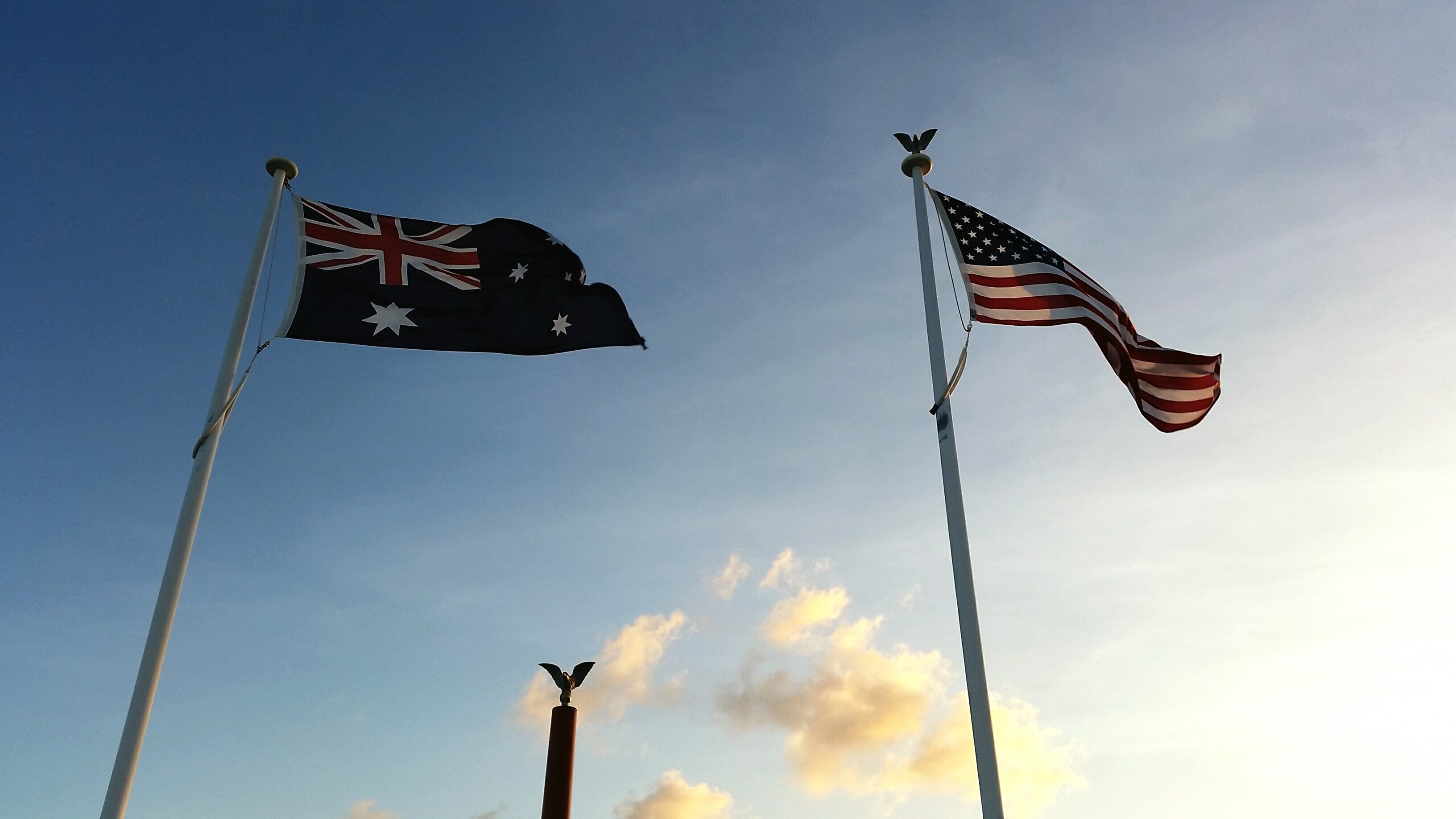 Imagen de referencia de banderas de Estados Unidos y Australia. Foto: Getty Images.