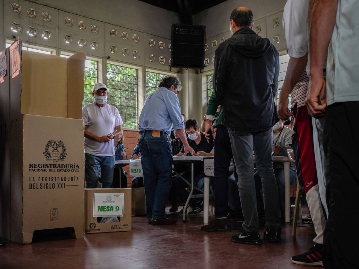 Sergio Fajardo abucheado en Medellín luego de votar en blanco para segunda vuelta