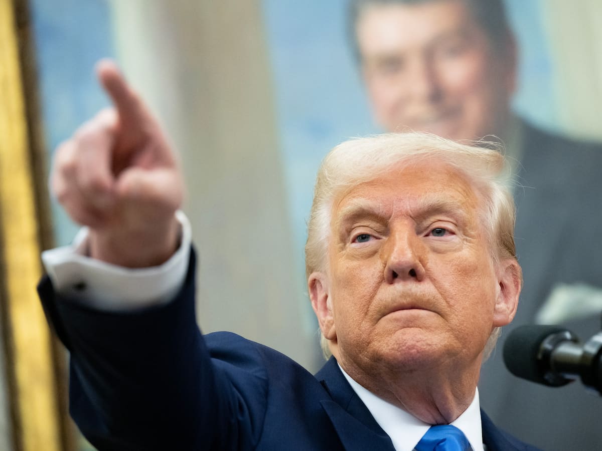 Donald Trump impone un arancel global del 10 % y más gravámenes a algunos países