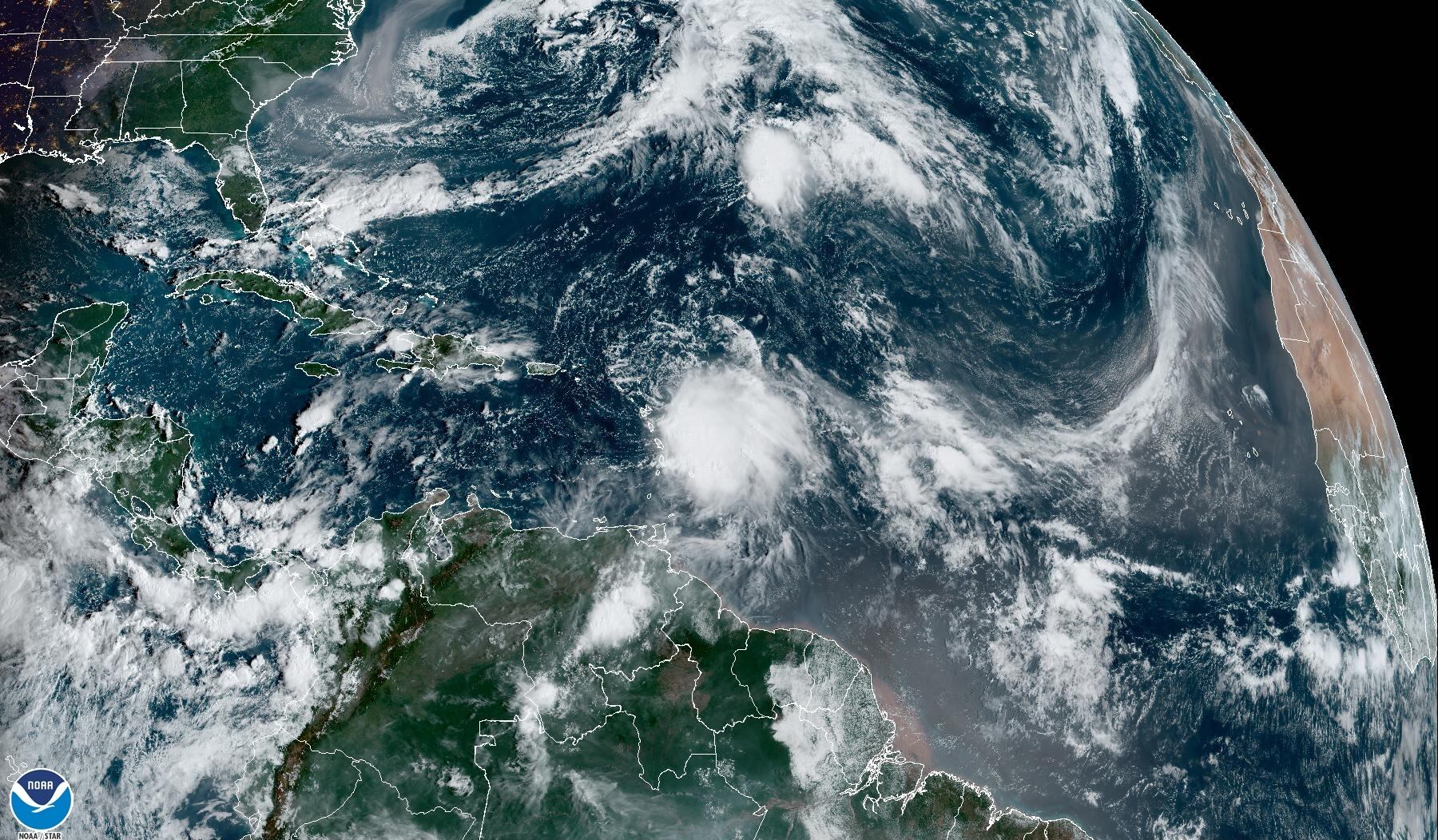 Fotografía satelital cedida este lunes por la Oficina Nacional de Administración Oceánica y Atmosférica (NOAA) a través del Centro Nacional de Huracanes (NHC) de Estados Unidos donde se muestra la localización de la tormenta tropical Philippe en el Atlántico. La tormenta tropical Philippe dejará este lunes fuertes lluvias en las islas de Antigua y Barbuda, parte de las isla de Sotavento, y amenaza con producir inundaciones aisladas, informó el Centro Nacional de Huracanes (NHC). Foto: EFE/NOAA-NHC