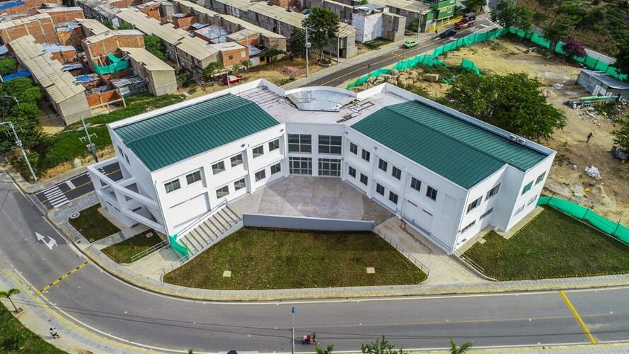 Tres meses después de su inauguración, no hay ni un solo libro en esta biblioteca que debería contar con 2.400 ejemplares. Foto: Alcaldía de Girón