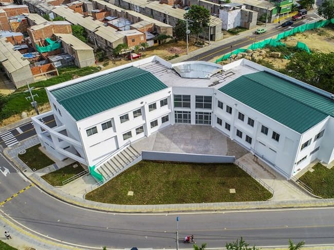 Tres meses después de su inauguración, no hay ni un solo libro en esta biblioteca que debería contar con 2.400 ejemplares. Foto: Alcaldía de Girón