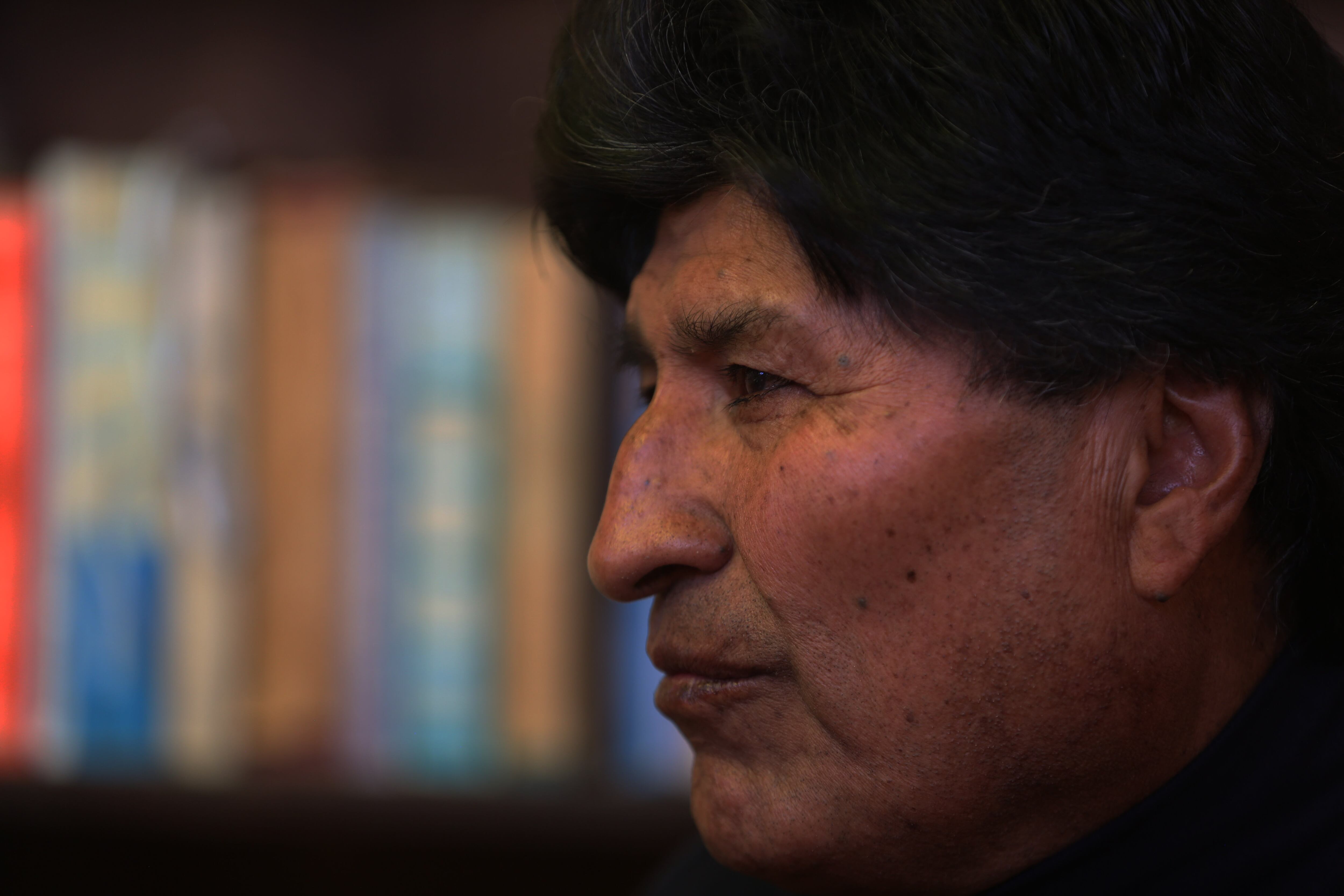 AME1548. LA PAZ (BOLIVIA), 22/09/2024.- Fotografía del 21 de septiembre de 2024 de Evo Morales (2006-2019), expresidente de Bolivia, durante una entrevista con EFE en Calamarca (Bolivia). Morales aseguró que el Gobierno de Luis Arce tiene "cuatro planes en su contra", entre estos "matarlo", antes de permitirle ser candidato presidencial para las elecciones de 2025. EFE/Luis Gandarillas