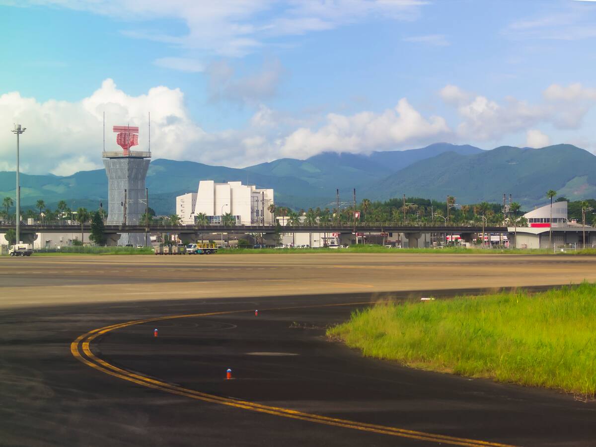 Explosión de bomba de la Segunda Guerra Mundial derrumbo pista de un aeropuerto en Japón