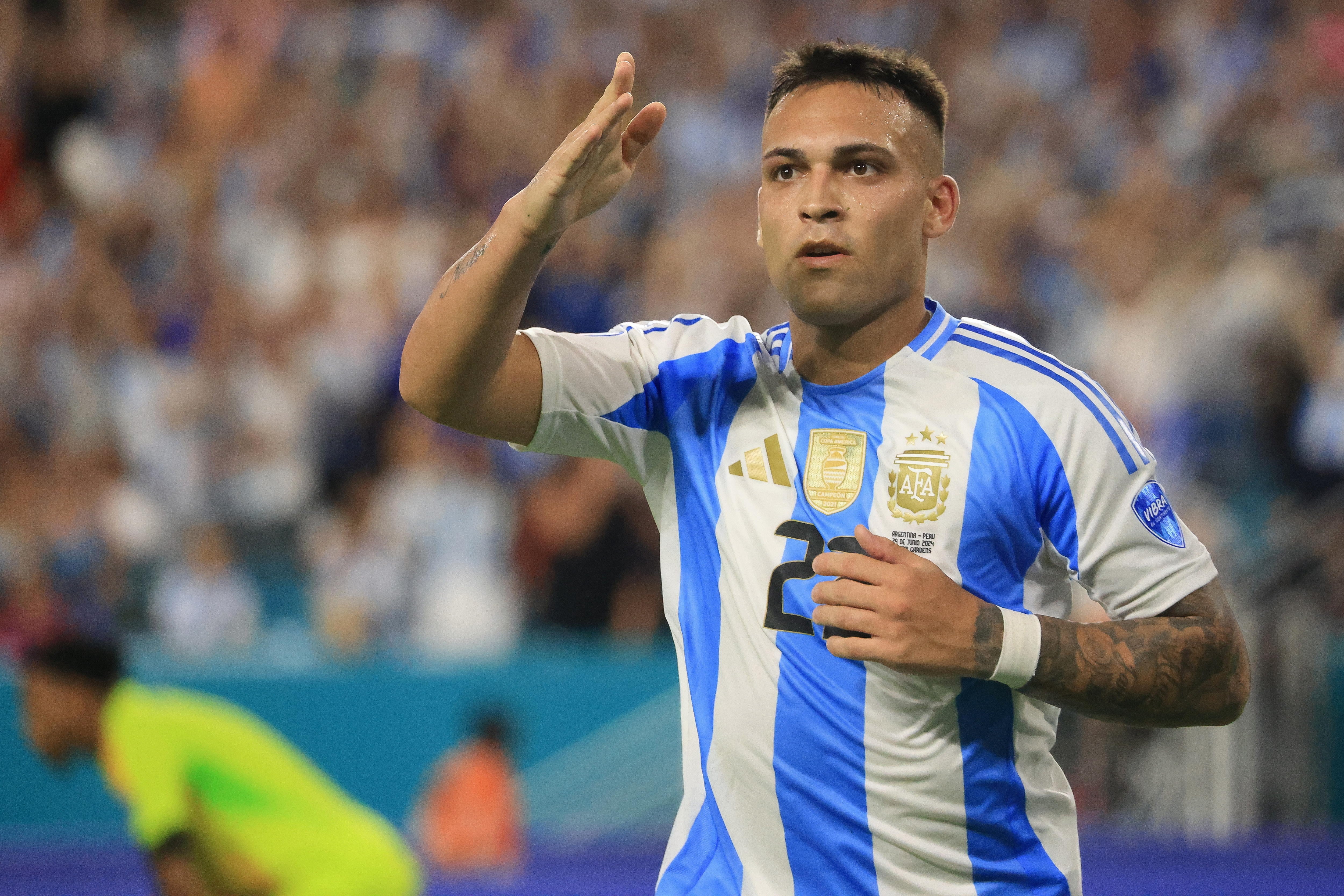 Miami (United States), 30/06/2024.- Lautaro Martinez of Argentina (R) reacts after scoring during the CONMEBOL Copa America 2024 group A match between Argentina and Peru, in Miami, Florida, USA, 29 June 2024. EFE/EPA/CRISTOBAL HERRERA-ULASHKEVICH