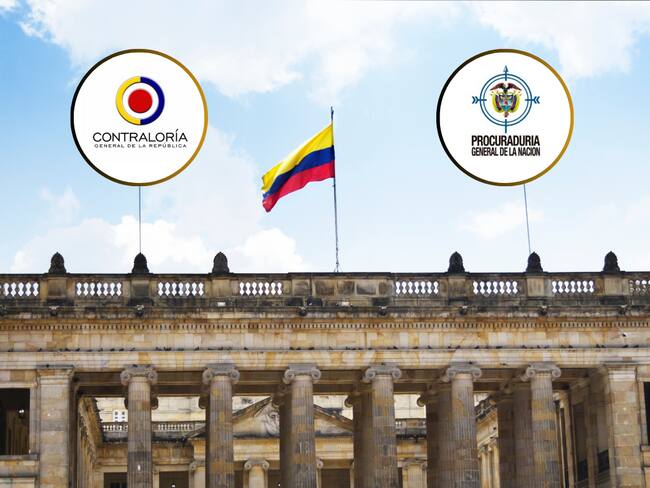 Cámara de representantes en Bogotá con una bandera de Colombia y de fondo el logo de la Contralorpua General de la República y la Procuraduría General de la Nación (Fotos vía Getty Images)