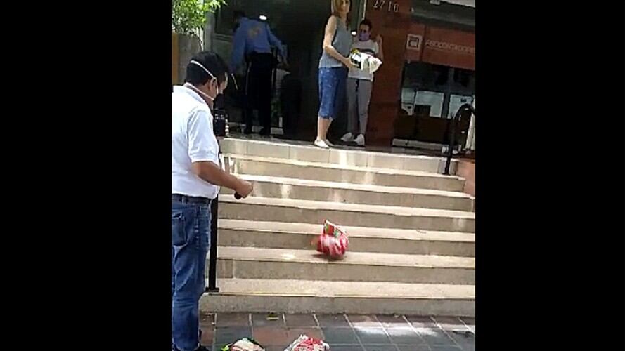 Botan alimentos en plena vía pública. . Foto:tomada del video.