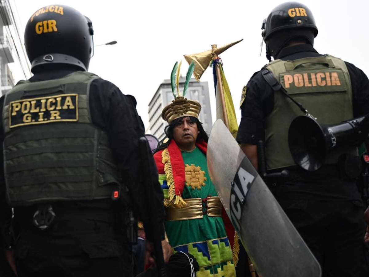 Protesta para exigir el cierre del Congreso en Perú terminó en disturbios