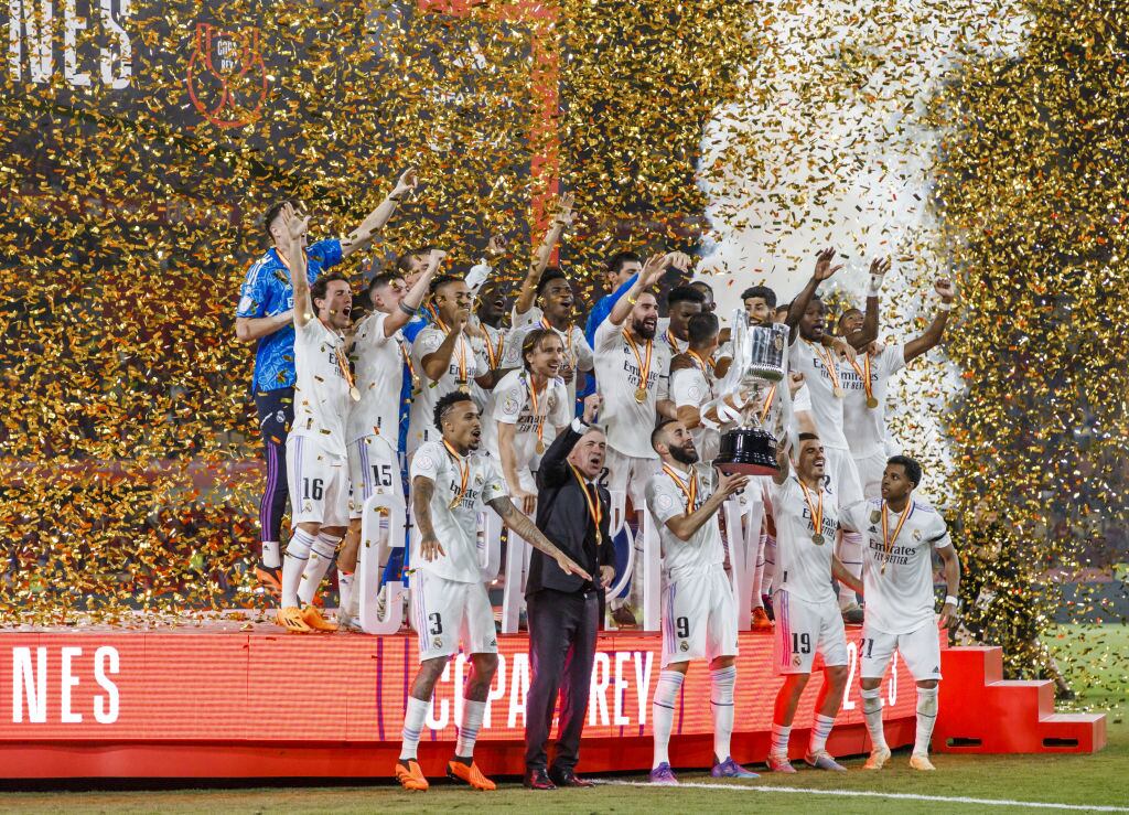 SEVILLA, SPAIN - MAY 07: Players of Real Madrid pose for a team photo after winning the Copa del Rey final soccer match between Real Madrid and Osasuna at the La Cartuja Stadium in Sevilla, Spain on May 07, 2023. (Photo by Pablo Garcia Sacristan/Anadolu Agency via Getty Images)