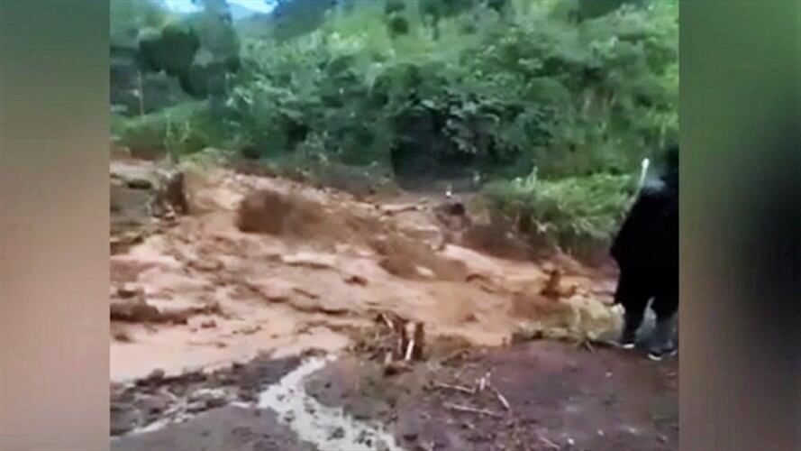 La creciente súbita afectó el paso por la vía principal entre Caloto y Toribío . Foto: Cortesía