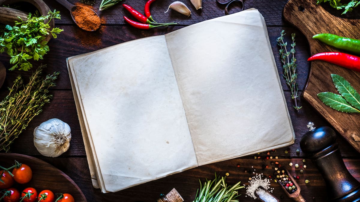‘De nuestra mesa a la suya: cocina fusión’, el libro de recetas que cuenta historias a través de la comida
