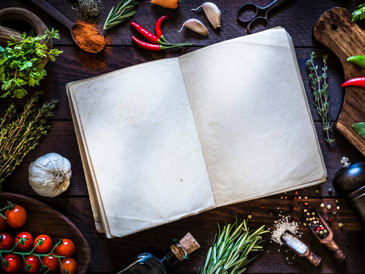 ‘De nuestra mesa a la suya: cocina fusión’, el libro de recetas que cuenta historias a través de la comida