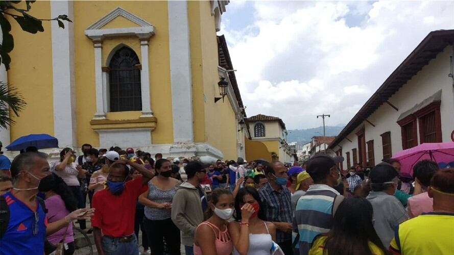 Colapsa la entrega de ayudas en Bucaramanga. . Foto: Suministrada.