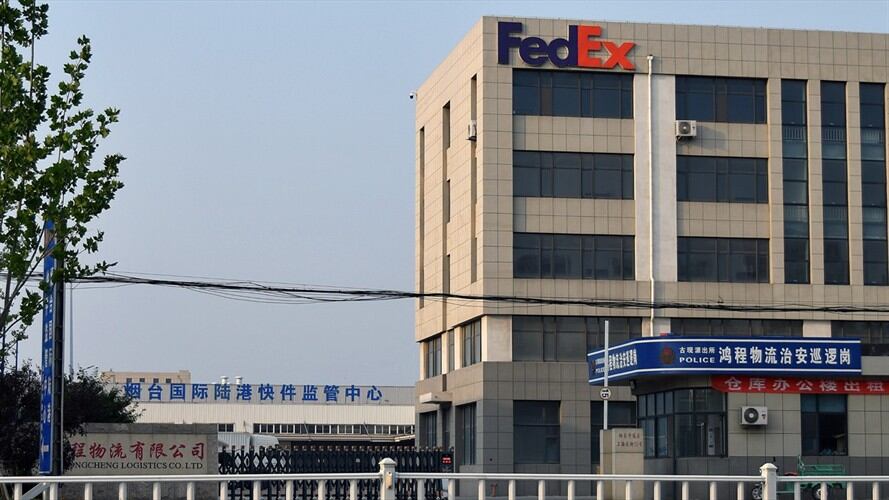 FedEx pidió disculpas recientemente por haber mandado a direcciones equivocadas un "pequeño número" de paquetes de Huawei. Foto: Getty Images