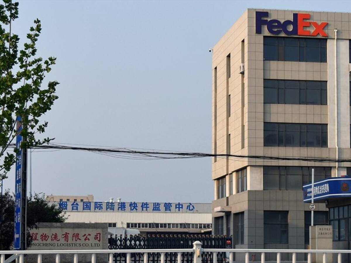 China abre investigación contra FedEx por desvío de paquetes de Huawei