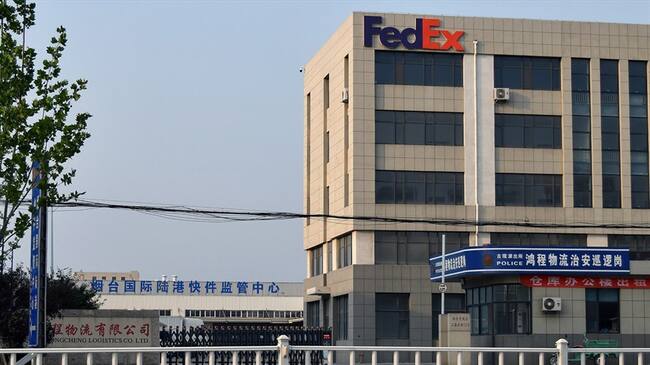 FedEx pidió disculpas recientemente por haber mandado a direcciones equivocadas un "pequeño número" de paquetes de Huawei. Foto: Getty Images
