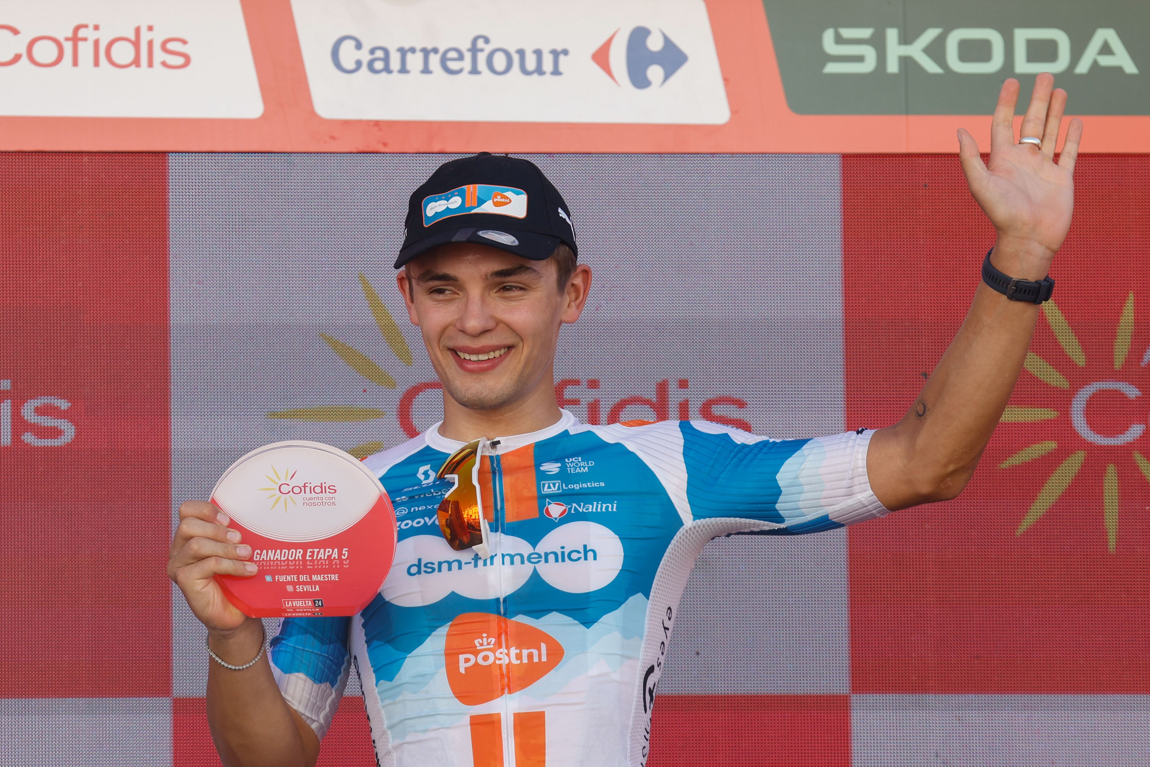 SEVILLA 21/08/2024.- El ciclista checo del DSM Pavel Bittner celebra su victoria en el podio tras la quinta etapa de la Vuelta a España que discurre este miércoles entre Fuente del Maestre (Badajoz) y Sevilla sobre un recorrido de 177 kilómetros. EFE/ Javier Lizón