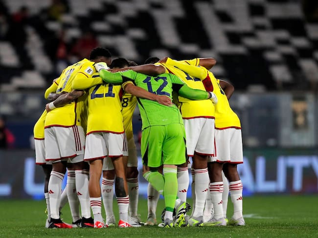 Los jugadores de la Selección Colombia pevio al juego ante Chile en Santiago. (Photo by JAVIER TORRES/AFP via Getty Images)
