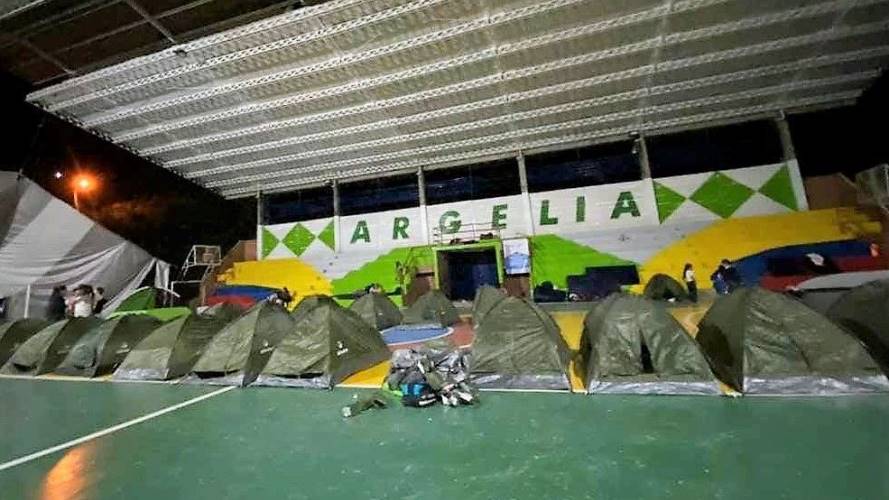 La población desplazada es atendida en el Coliseo de Argelia Cauca. Crédito: Alcaldía de Argelia.