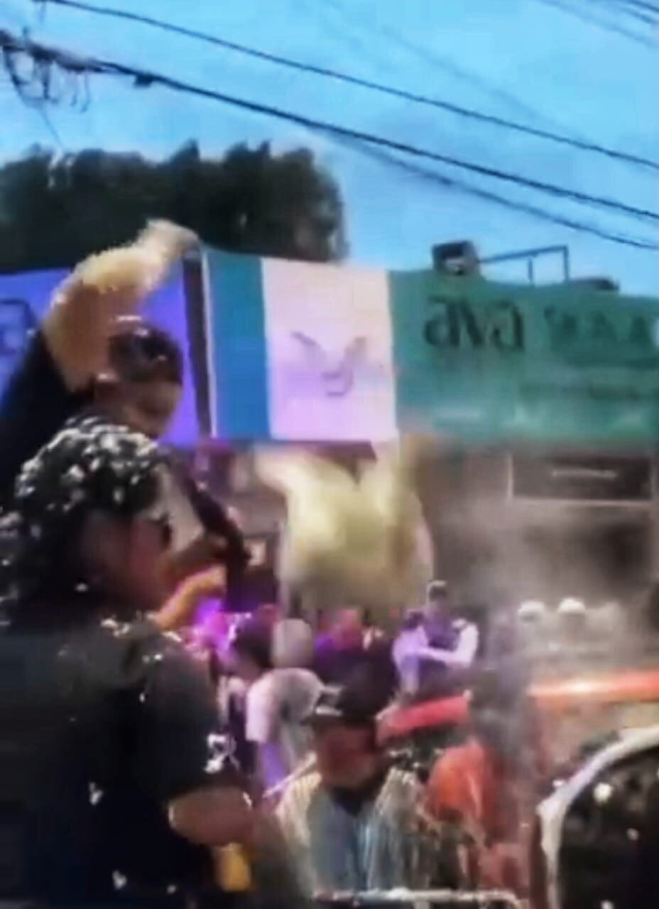 En vídeos difundidos en redes sociales se observa cómo una gallina, al parecer, es agredida con elementos utilizados en la celebración de estas festividades. Crédito: Suministrada.