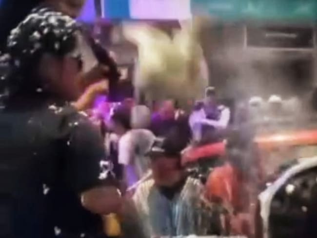 En vídeos difundidos en redes sociales se observa cómo una gallina, al parecer, es agredida con elementos utilizados en la celebración de estas festividades. Crédito: Suministrada.