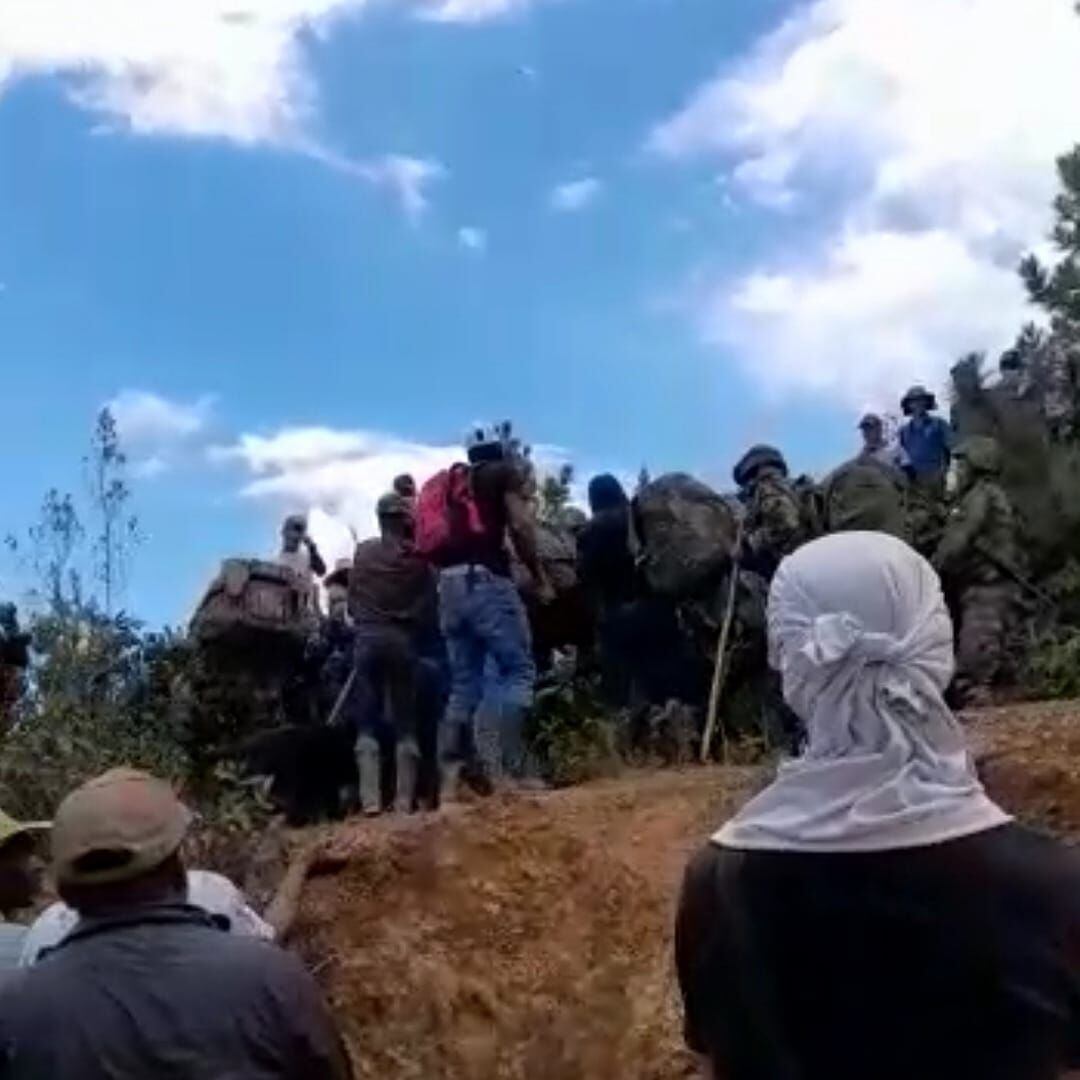 A través de improperios e intimidaciones la comunidad expulsó a las tropas. Crédito: Ejército.