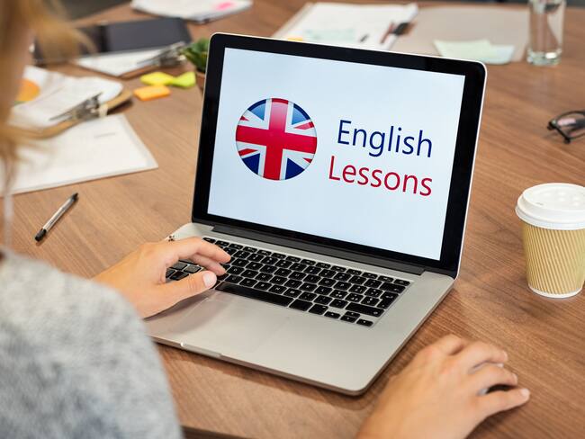 Mujer aprendiendo inglés en una sesión virtual (Getty Images)