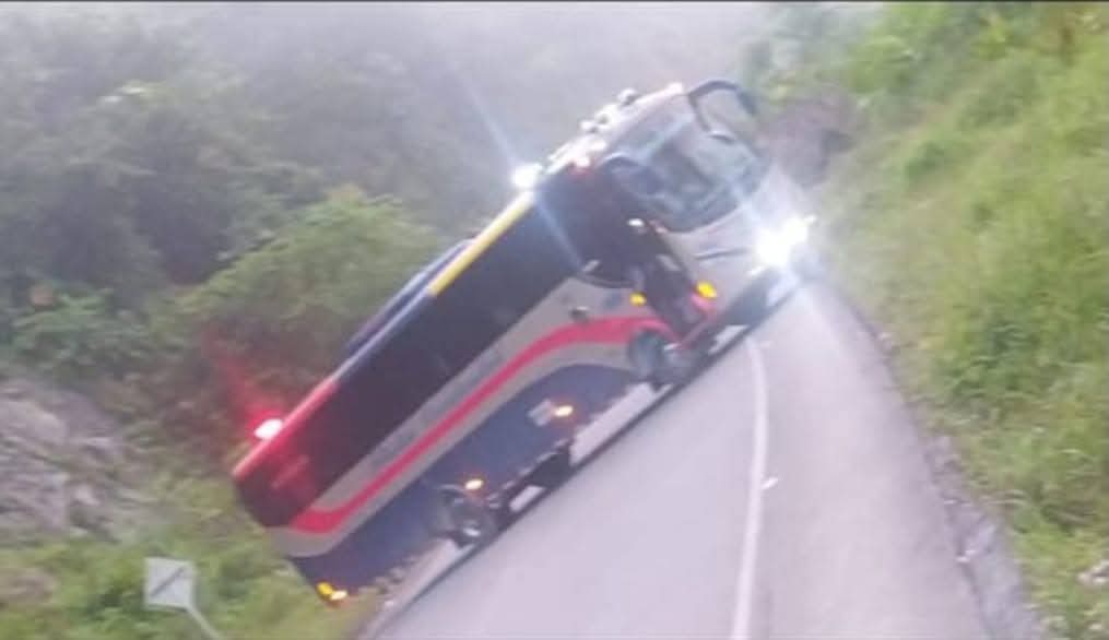 Bus que bloquea la vía Panamericana Chocó - Risaralda, al parecer integrantes del ELN. Foto: Suministrada