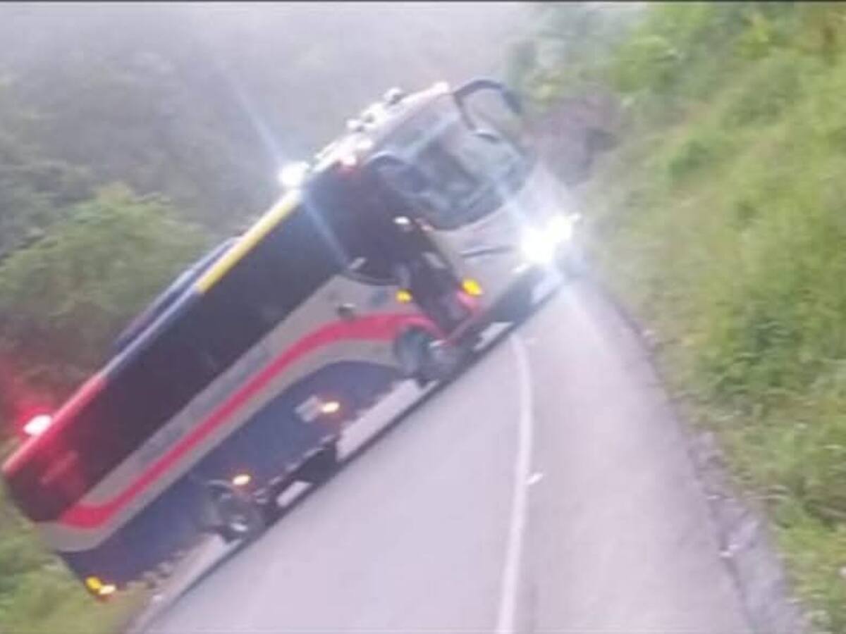 Bus con explosivos bloquea desde hace 24 horas la vía Pereira–Quibdó; señalan al ELN