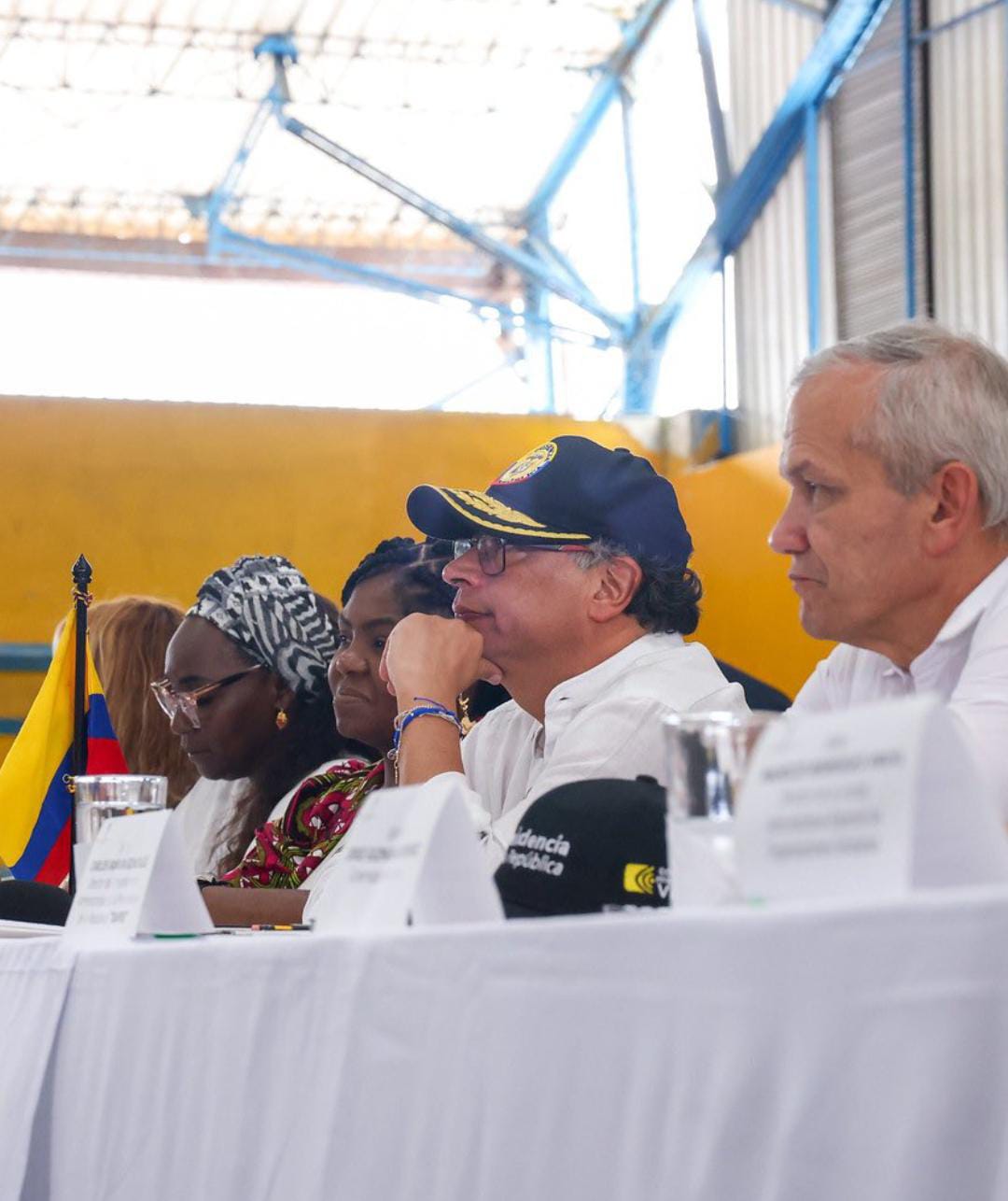 Presidente Gustavo Petro y su equipo de Gobierno en Guapi, Cauca. Crédito: Presidencia de Colombia.