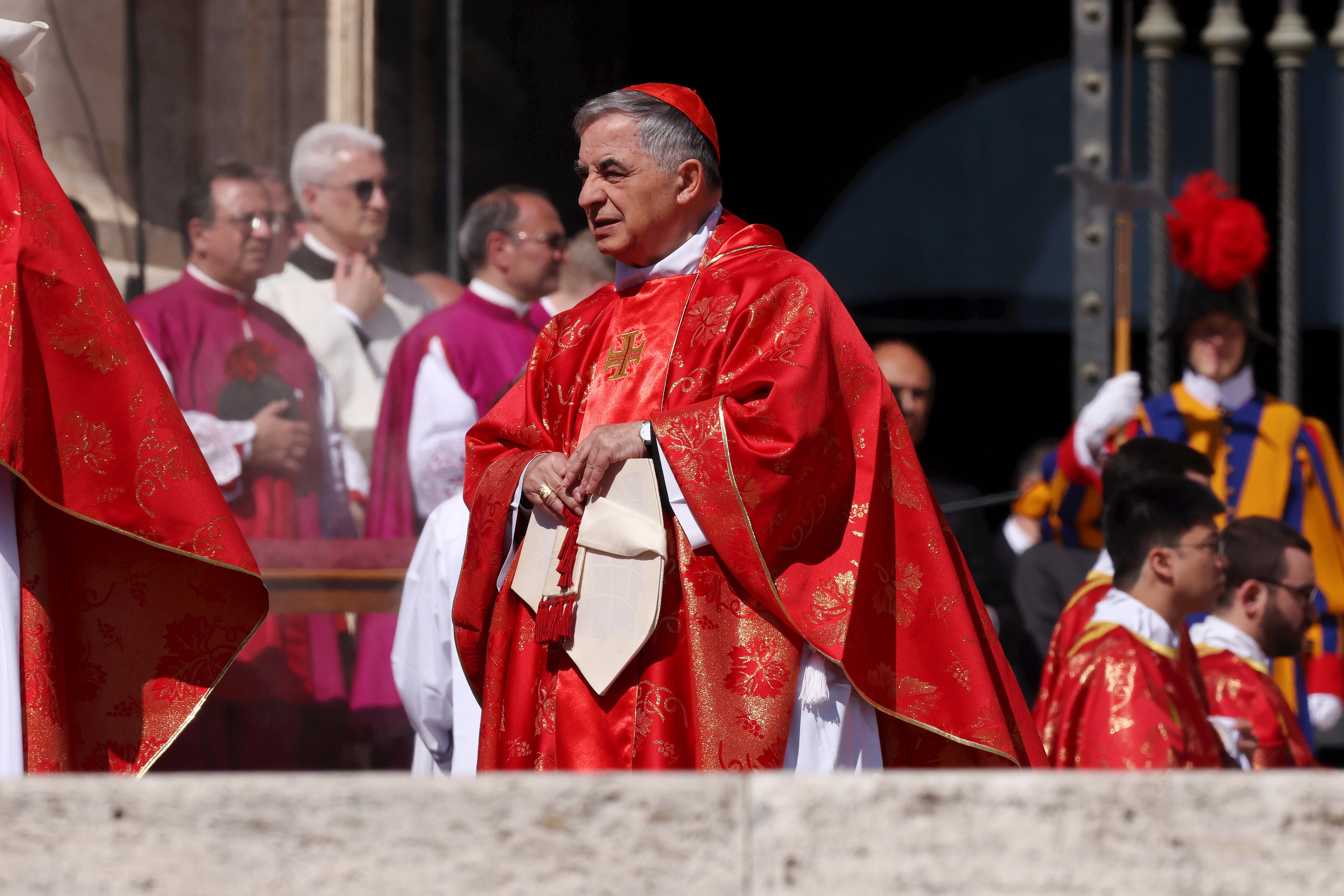 Cardenal  Angelo Becciu en el funeral del papa Francisco. FOTO: Franco Origlia/Getty Images