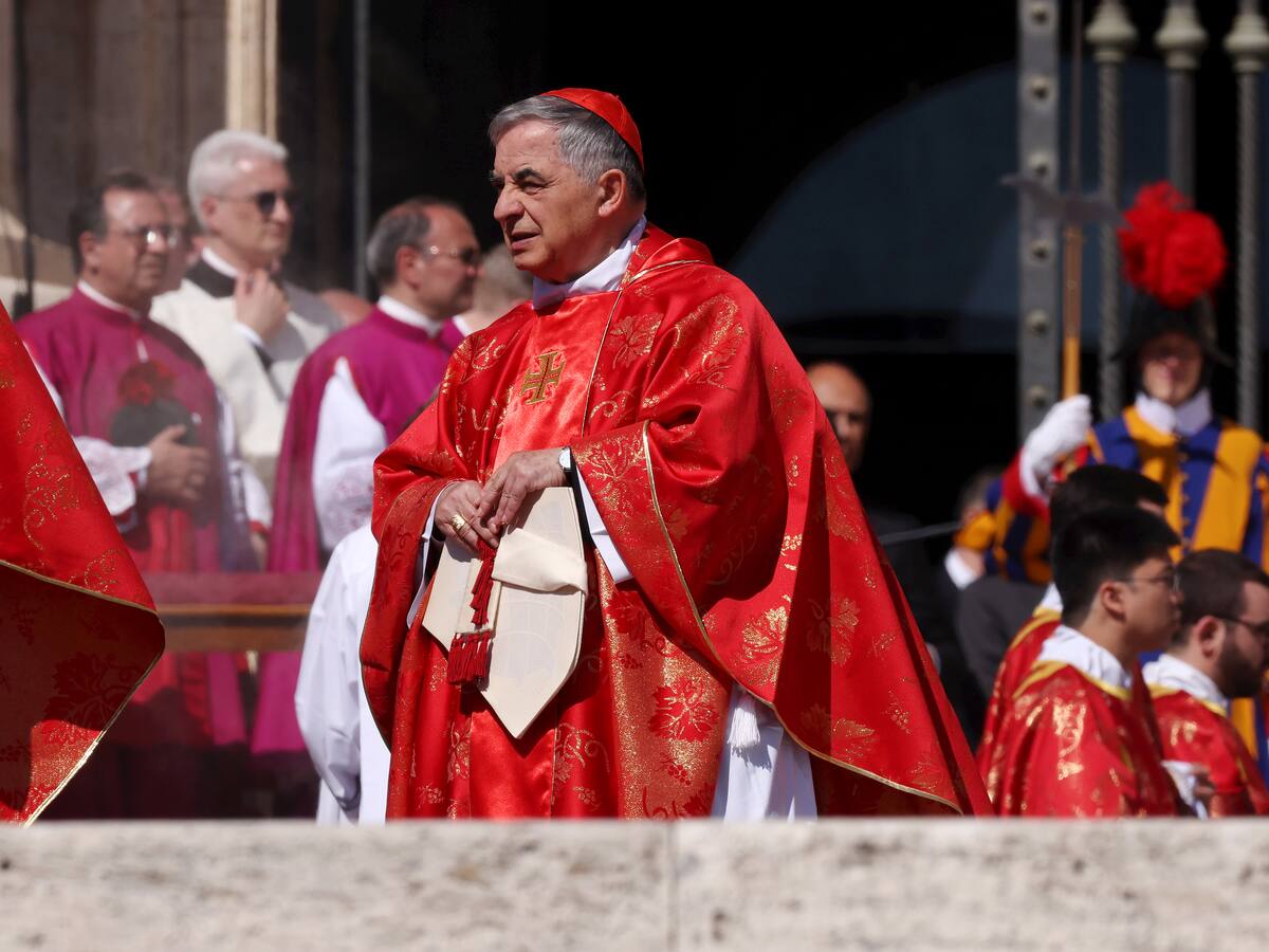 El cardenal Becciu está dispuesto a dar un paso atrás y no participar en el cónclave