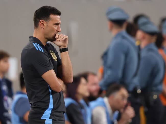 East Rutherford (United States), 25/06/2024.- Argentina head coach Lionel Scaloni watches the action during the first half of the CONMEBOL Copa America 2024 group A soccer match between Argentina and Chile, at MetLife Stadium in East Rutherford, New Jersey, USA, 25 June 2024. EFE/EPA/JUSTIN LANE