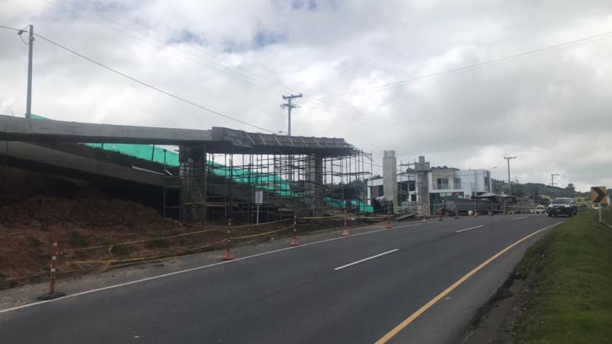 La obra se debe a la construcción de un puente peatonal.