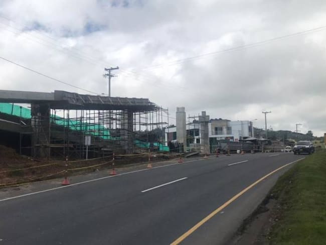 La obra se debe a la construcción de un puente peatonal.